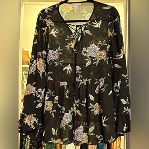Black blouse with flower and bird design. Size: XL Can be dressed up or down!
